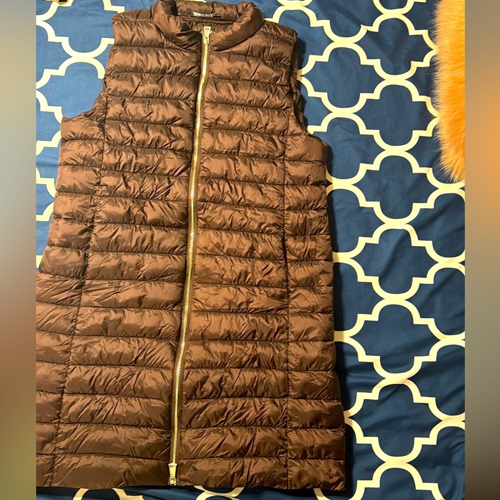 Like new chocolate brown 3/4
Length puffer vest large